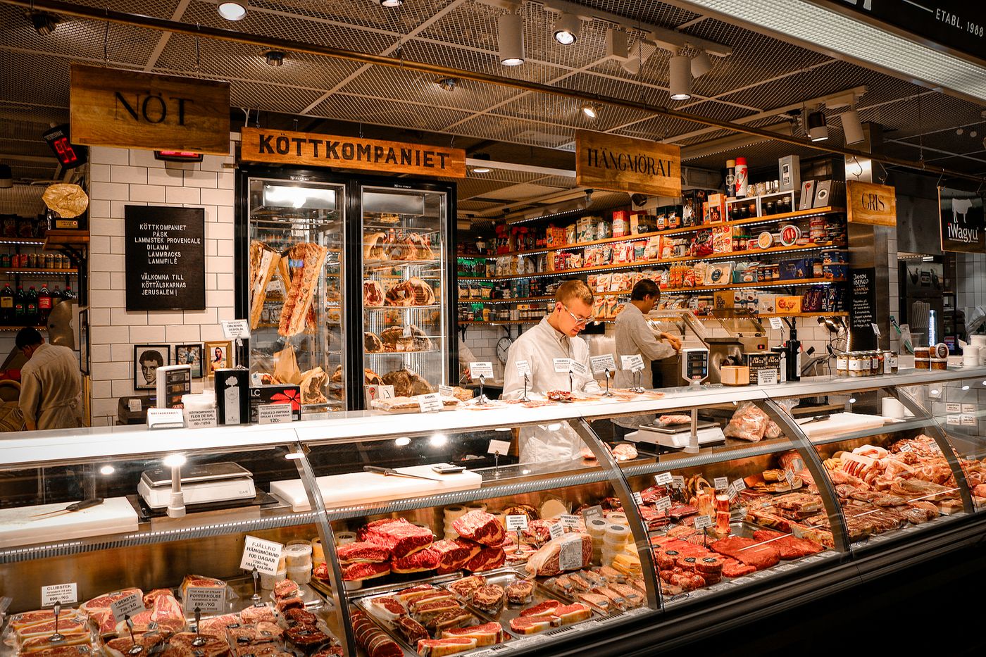 Gut gefüllte Metzgertheke mit verschiedenen Fleischsorten